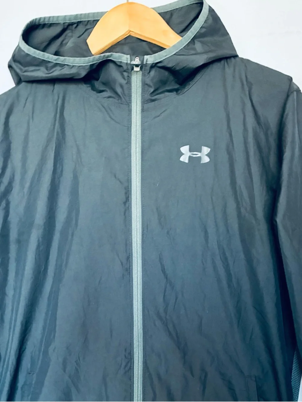 UNDER ARMOUR boys full zip wind jacket - Picture 2 of 9